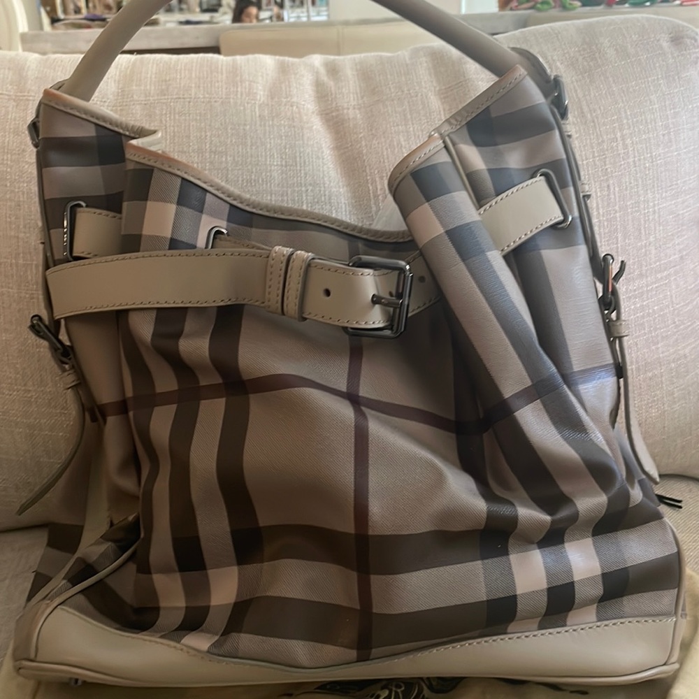 Burberry purse. Beige. Good condition.